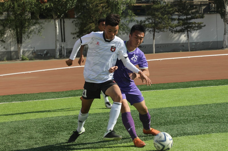 1621601715825374.jpg 1.大學(xué)生足球聯(lián)賽本科組比賽現(xiàn)場,內(nèi)蒙古科技大學(xué)(紫色)對(duì)陣內(nèi)蒙古農(nóng)業(yè)大學(xué).jpg