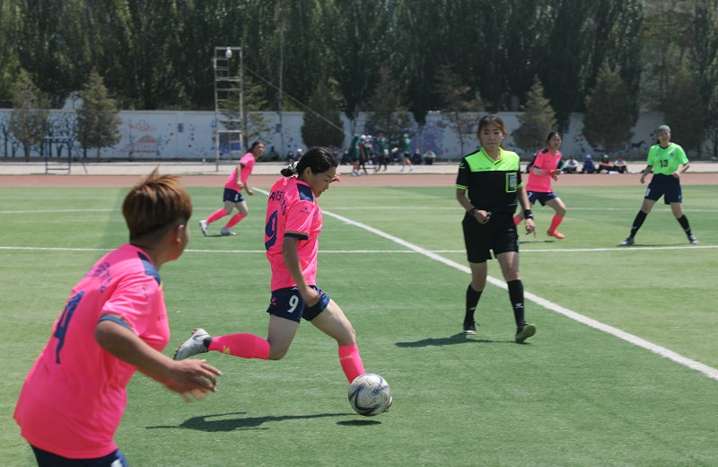 1621601745772132.jpg 3.大學(xué)生足球聯(lián)賽本科組比賽現(xiàn)場,內(nèi)蒙古民族大學(xué)(粉色)對(duì)陣呼和浩特民族學(xué)院.JPG