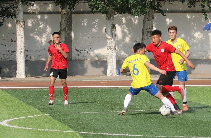 1621601762279068.jpg 2.大學(xué)生足球聯(lián)賽本科組比賽現(xiàn)場,內(nèi)蒙古工業(yè)大學(xué)(紅色)對(duì)陣內(nèi)蒙古醫(yī)科大學(xué).jpg