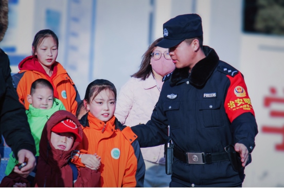 站好“護學(xué)崗”，守護“成長路”——南地公安持續(xù)開展護學(xué)行動494.png