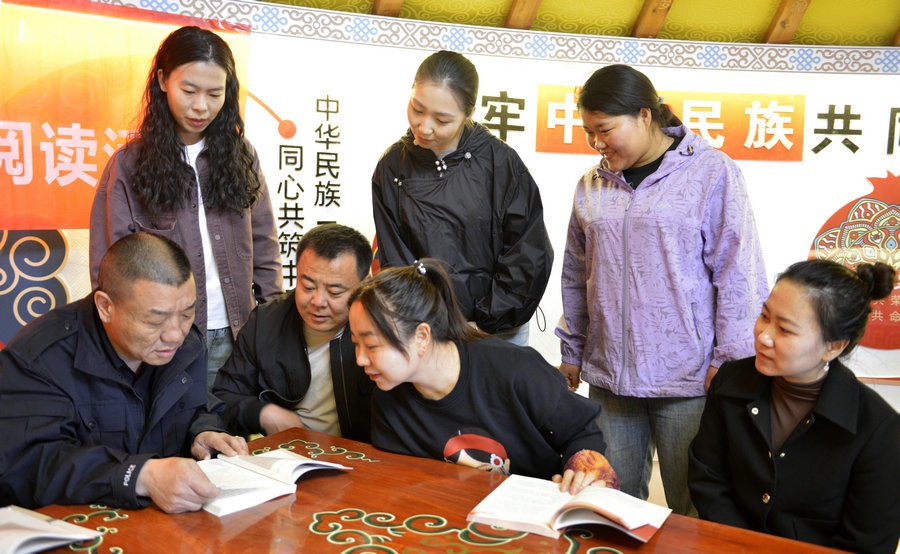 1713945668411857.jpeg 2老年人開展閱讀活動.jpeg