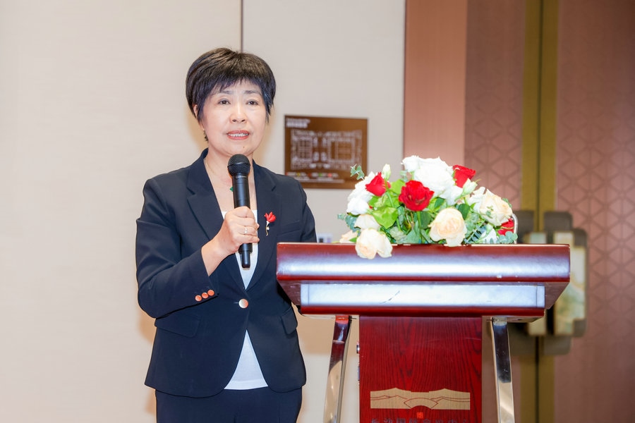 1716970479125859.jpg 中國(guó)乳制品工業(yè)協(xié)會(huì)常務(wù)副理事長(zhǎng)兼秘書(shū)長(zhǎng)劉美菊致辭.jpg