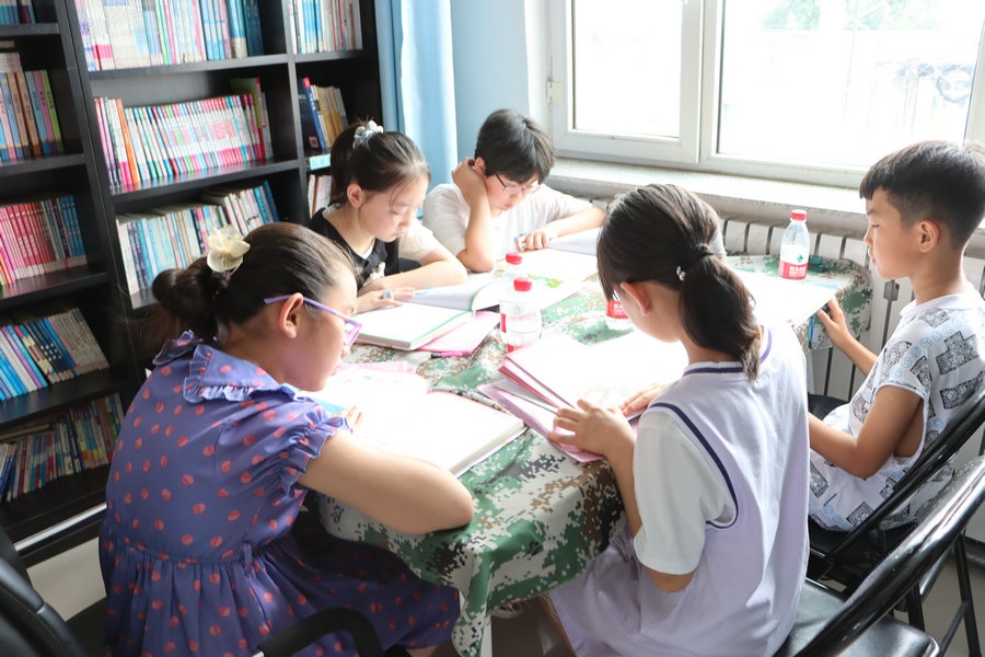 1720425315545772.jpg 孩子們?cè)谥行臅肯硎茏x書的快樂(lè).JPG