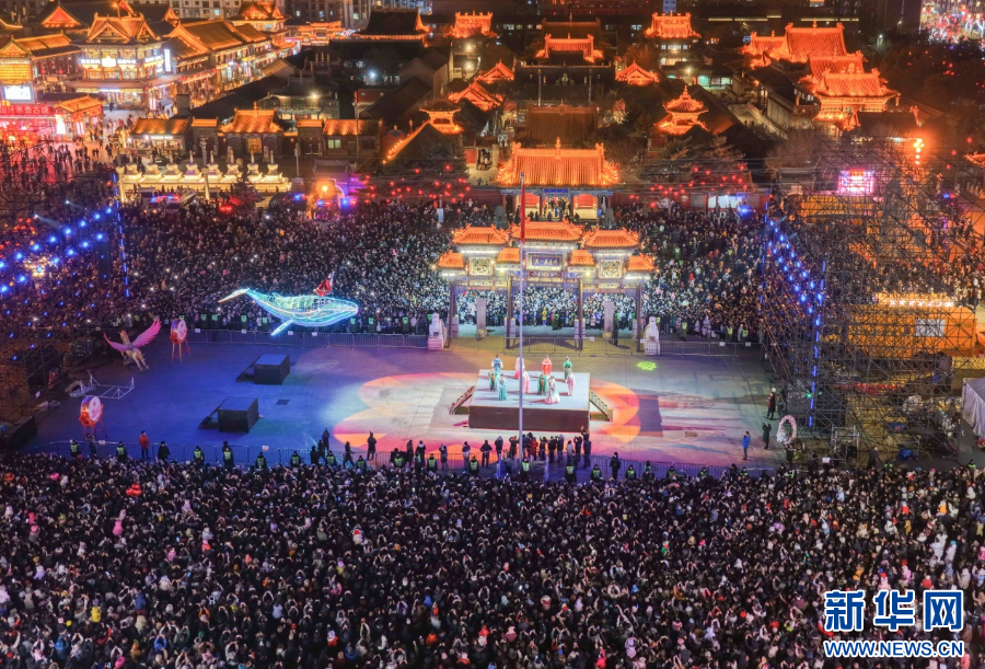 2025年12月31日晚，呼和浩特市玉泉區(qū)塞上老街旅游休閑街區(qū)跨年夜活動(dòng)現(xiàn)場游人如織。新華網(wǎng)發(fā)（丁根厚 攝）.jpg