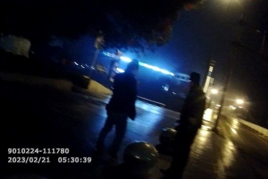 報警人唐師傅向民警講述情況 。資陽公安供圖