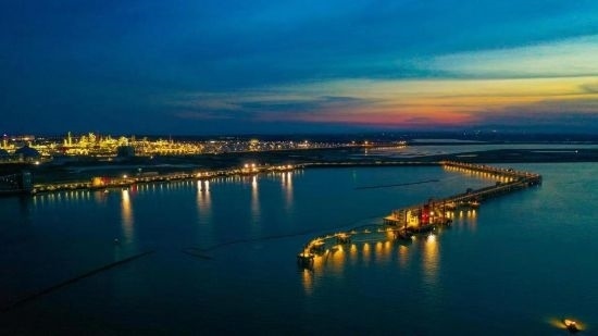 圖為中科煉化自建港口碼頭，30萬噸級原油泊位