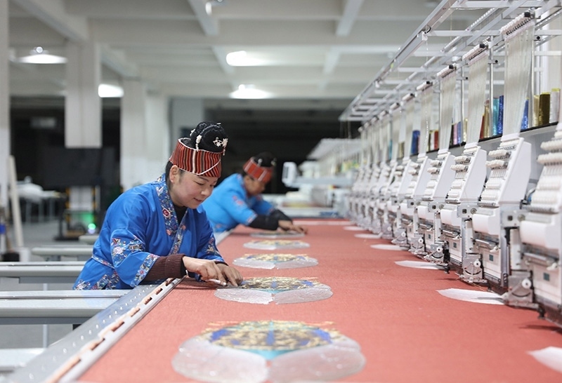 2023年2月13日，貴州省黔東南苗族侗族自治州施秉縣工業(yè)園區(qū)，工人在機(jī)繡車間作業(yè)。