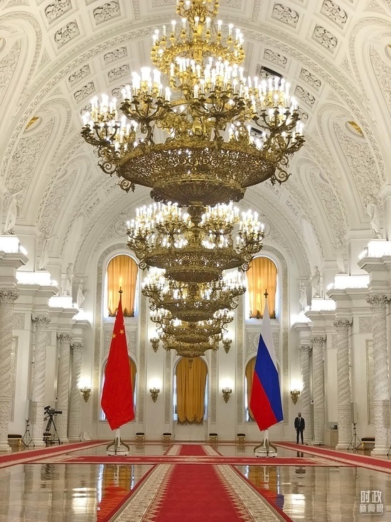 △克里姆林宮喬治大廳，習(xí)主席在這里同普京總統(tǒng)握手合影。（總臺(tái)央視記者石偉明拍攝）