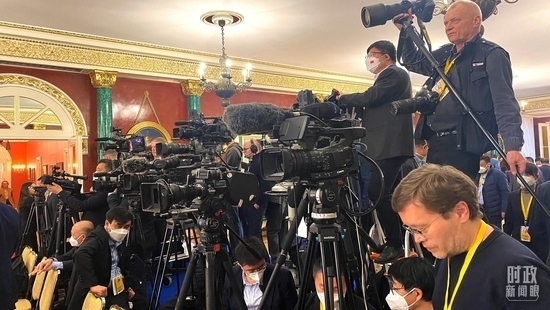 △等待中俄兩國元首共見記者的中外媒體同仁。（總臺(tái)央視記者段德文、李輝拍攝）