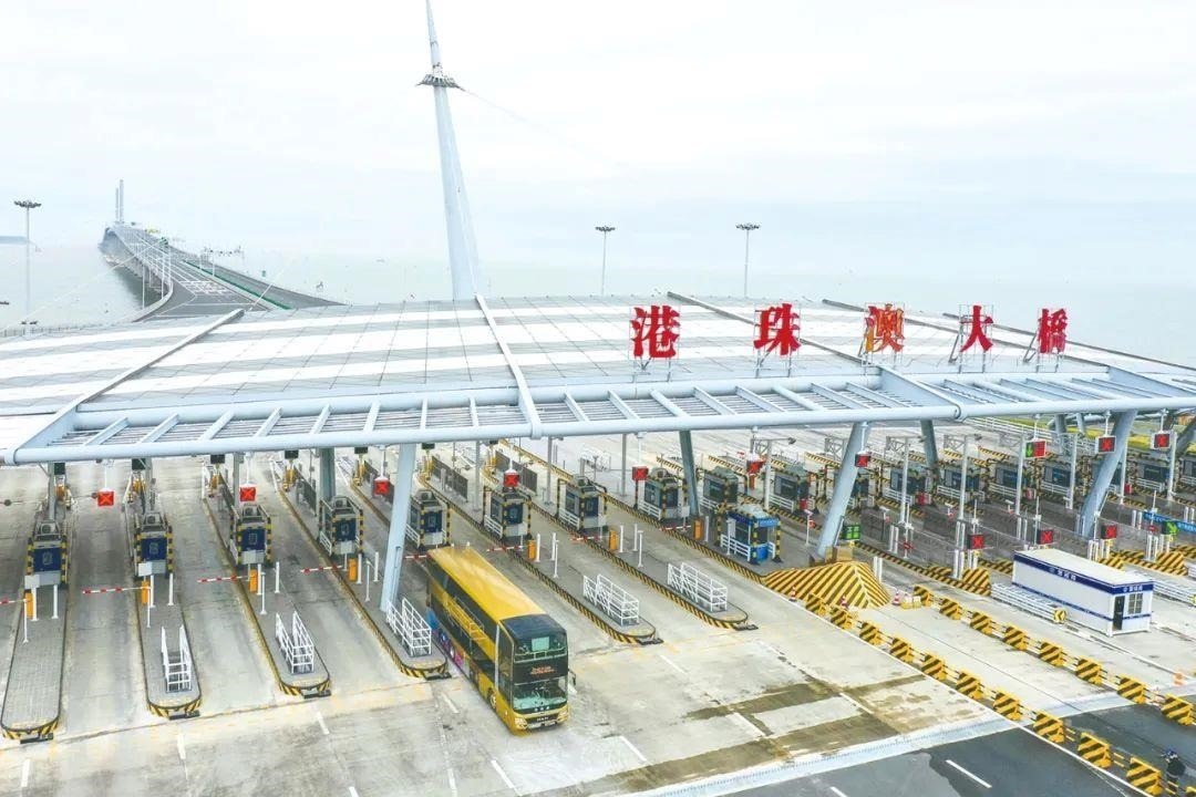 △一輛從香港開(kāi)往珠海的港珠澳大橋穿梭巴士入境珠海。