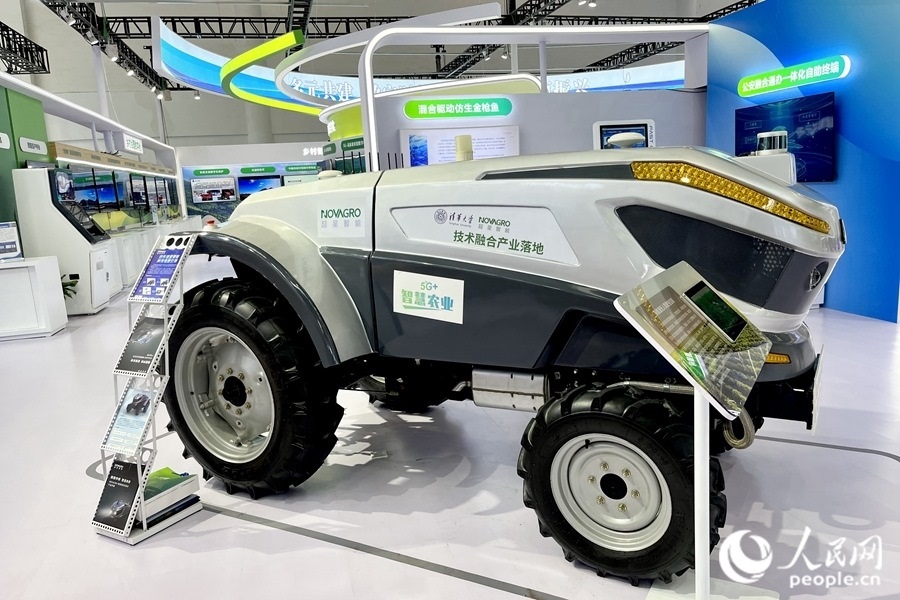 通過手機(jī)，就能指揮新能源無人駕駛拖拉機(jī)在田里作業(yè)。人民網(wǎng) 錢嘉禾攝