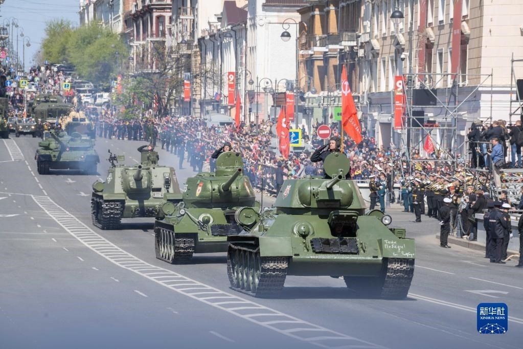 5月9日，在俄羅斯符拉迪沃斯托克市，坦克編隊(duì)參加閱兵式。新華社發(fā)（郭飛洲攝）