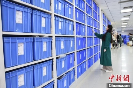 圖為鄭州大學(xué)人骨考古實(shí)驗(yàn)室內(nèi)的骨骼標(biāo)本庫。王宇 攝