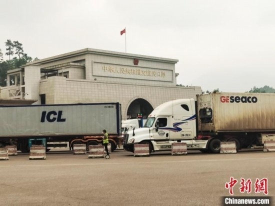 近日，位于中越邊境廣西憑祥市的友誼關(guān)口岸車水馬龍，裝載著東盟水果的跨境車輛來往不斷。黃艷梅 攝