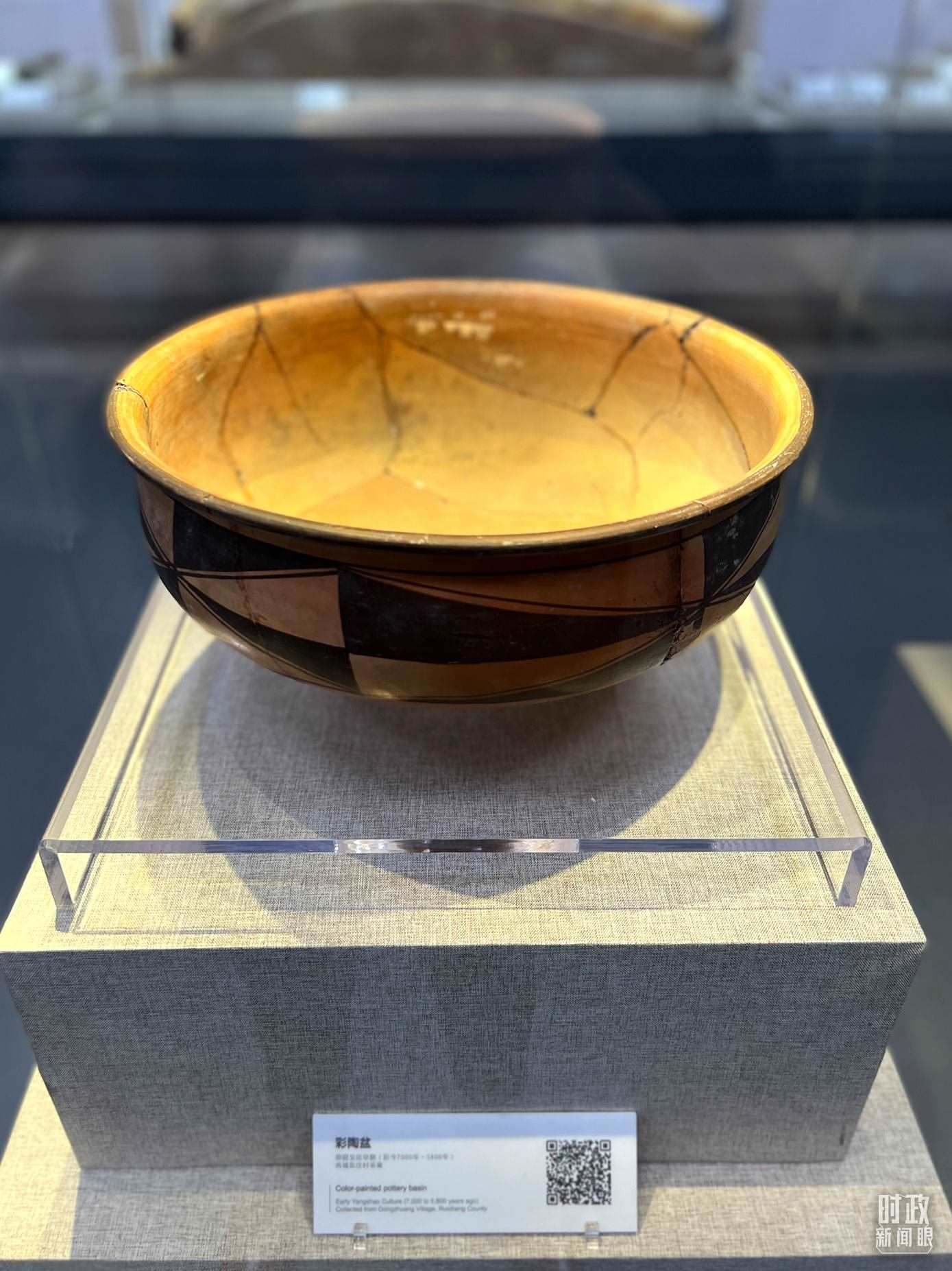 △運(yùn)城博物館內(nèi)展出的仰韶文化早期的彩陶盆。（總臺(tái)央視記者邢彬拍攝）