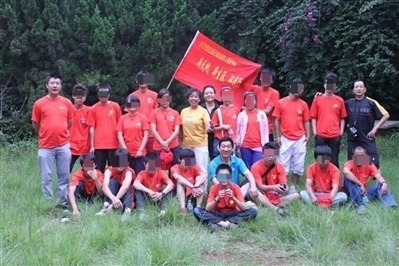 項目辦開展活動合影，喬海云（后排中，黑衣）和張月如（后排右一）