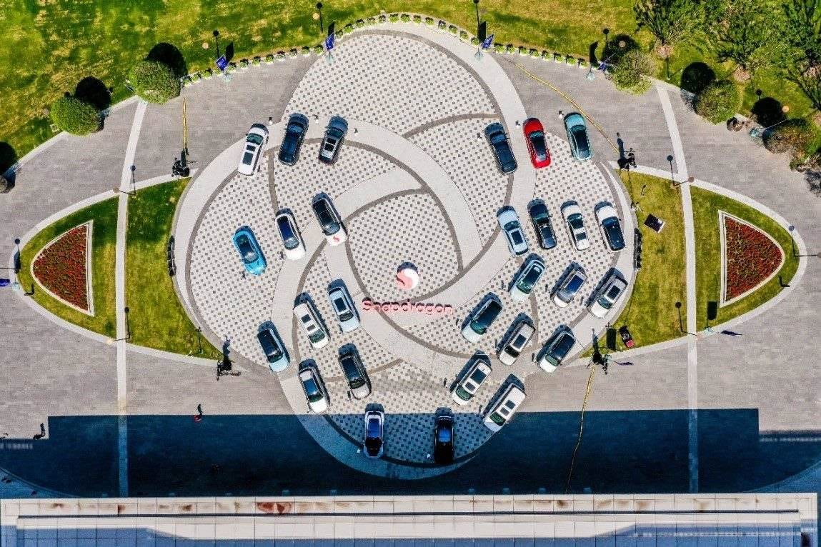 峰會戶外整車展示區(qū)俯瞰圖。（受訪者供圖）