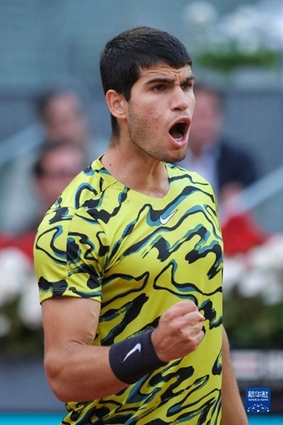5月7日，阿爾卡拉斯在比賽中慶祝得分。當(dāng)日，在西班牙馬德里網(wǎng)球公開賽男單決賽中，西班牙選手阿爾卡拉斯以2比1戰(zhàn)勝德國選手施特魯夫，奪得冠軍。新華社記者 孟鼎博 攝