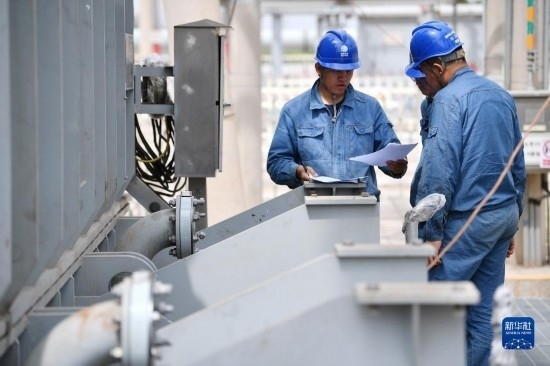 5月27日，電力工人在工程現(xiàn)場進行檢修作業(yè)。