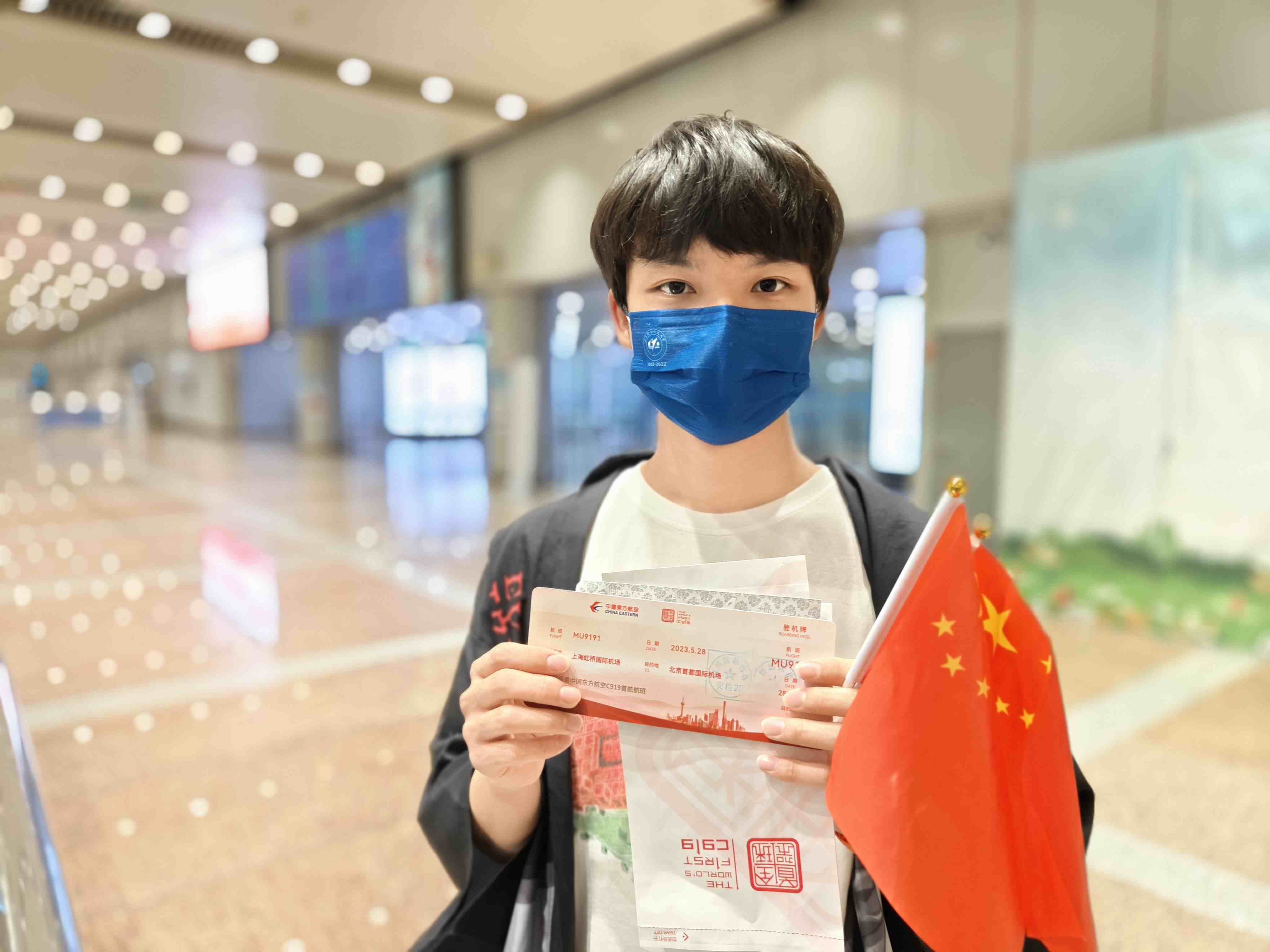 張可立向記者展示有著紀念意義的登機牌。人民網(wǎng)記者 夏曉倫攝