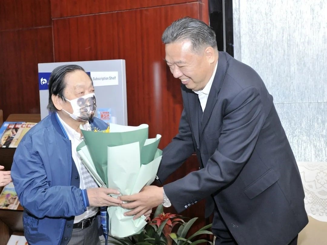 ▲青海省政協(xié)副主席、青海省林草局黨組書記、局長(zhǎng)、祁連山國(guó)家公園青海省管理局局長(zhǎng)李曉南在機(jī)場(chǎng)迎接韓美林