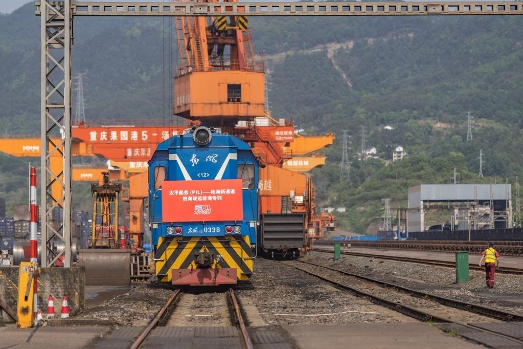 這是2023年4月27日，太平船務(wù)——西部陸海新通道江鐵海聯(lián)運(yùn)非洲專列在重慶果園港魚嘴站等待發(fā)車。
