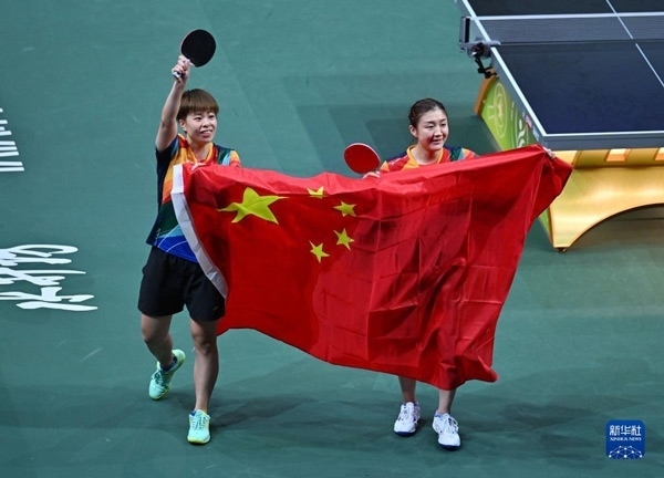 5月27日，陳夢(mèng)（右）/王藝迪慶祝勝利。當(dāng)日，在南非德班進(jìn)行的2023年世界乒乓球錦標(biāo)賽女子雙打決賽中，中國(guó)選手陳夢(mèng)/王藝迪以3比0戰(zhàn)勝韓國(guó)選手田志希/申裕斌，奪得冠軍。新華社記者 陶希夷攝