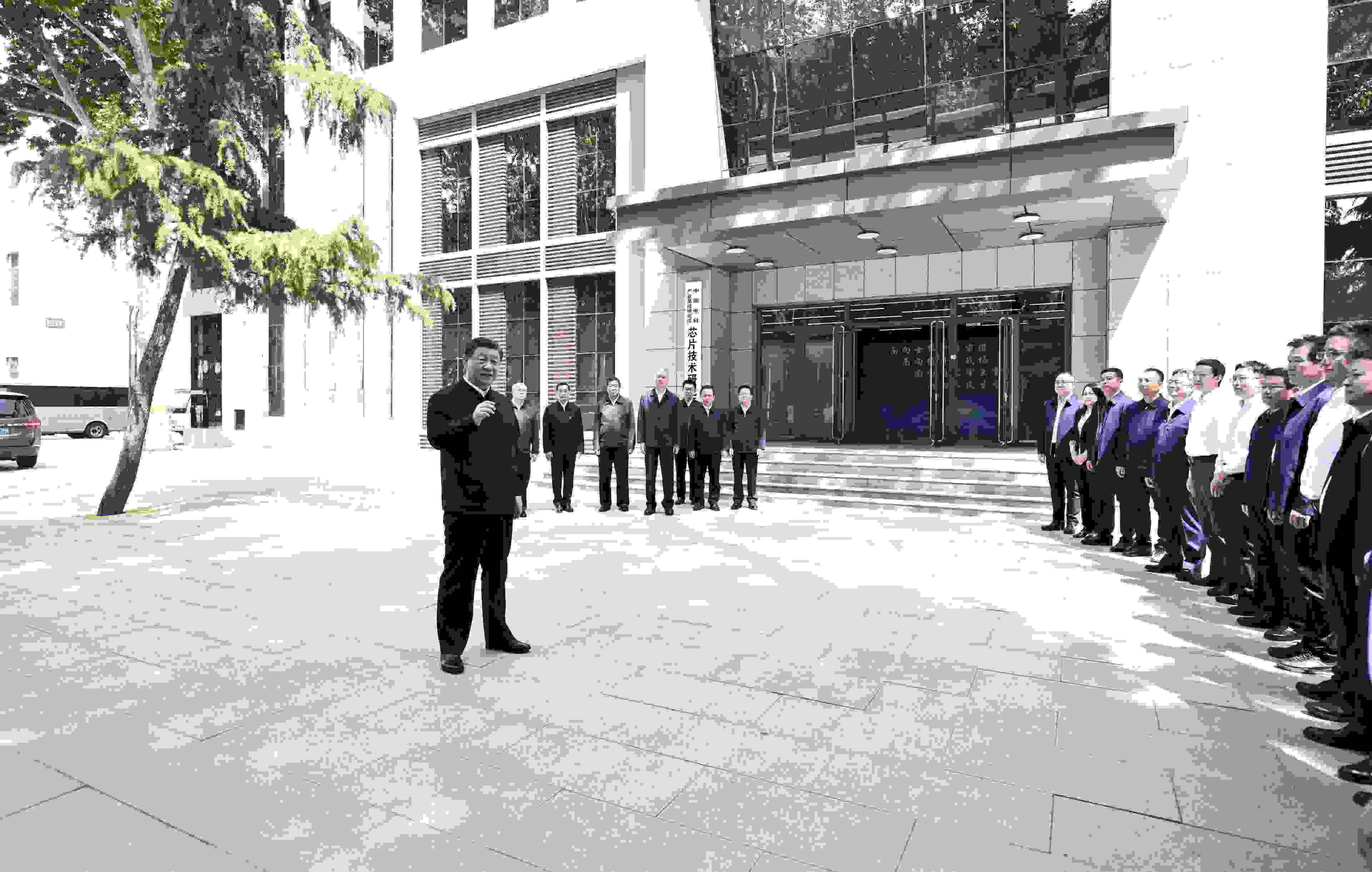 △2023年5月12日，習(xí)近平總書(shū)記在中國(guó)電科產(chǎn)業(yè)基礎(chǔ)研究院同科技工作者交流。