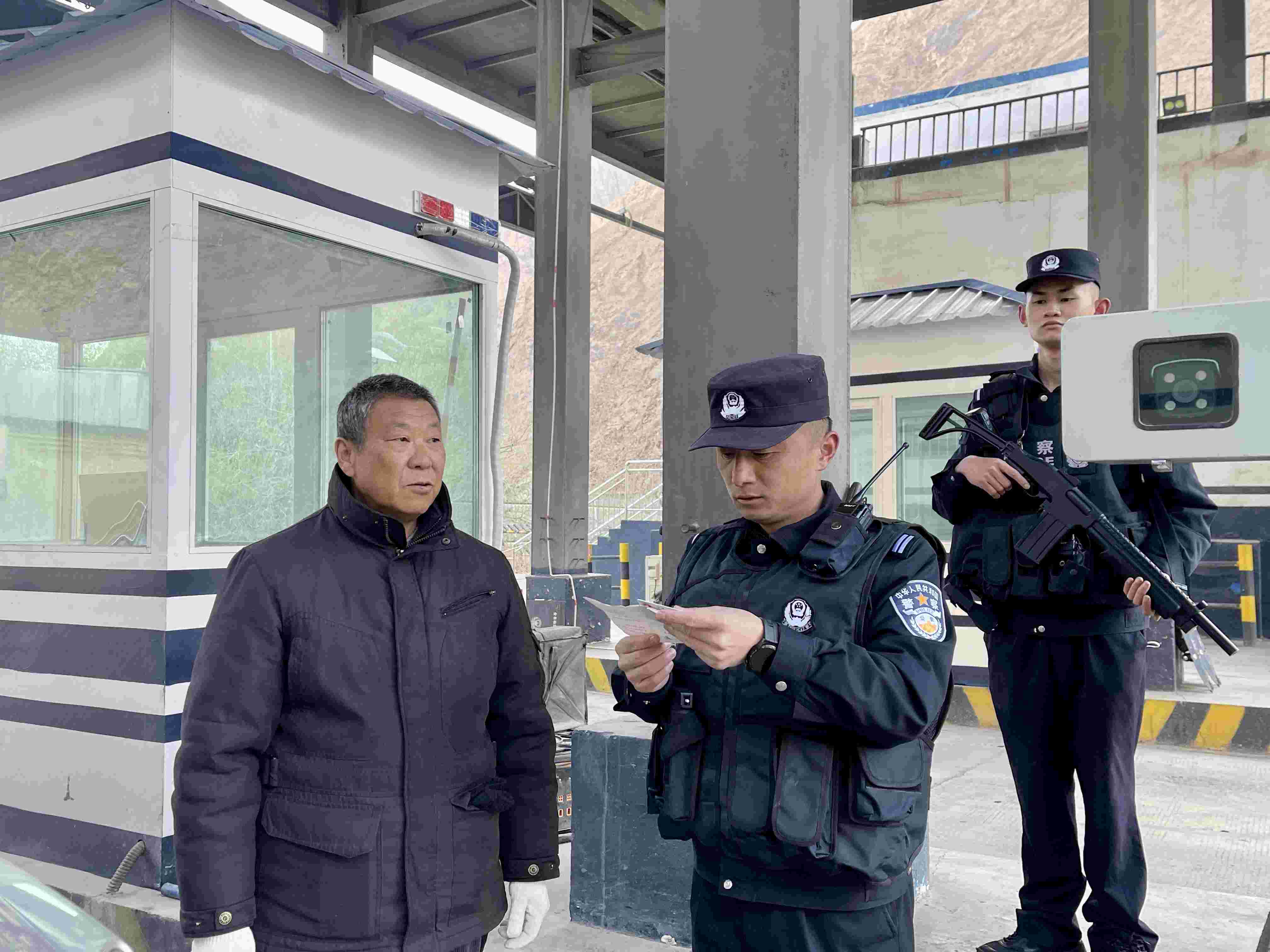 在庫(kù)地邊境檢查站，陳暢核對(duì)進(jìn)出邊境管理區(qū)人員信息。人民網(wǎng) 周靜圓攝