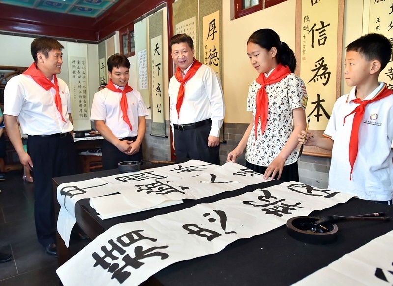 2014年5月30日，習近平總書記來到北京市海淀區(qū)民族小學，參加慶祝“六一”國際兒童節(jié)活動。