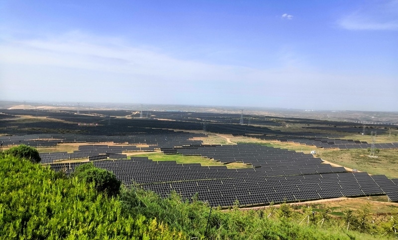 伊金霍洛旗天驕綠能50萬(wàn)千瓦采煤沉陷區(qū)生態(tài)治理光伏發(fā)電示范項(xiàng)目一角。人民網(wǎng)記者 孫博洋攝