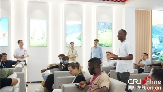 “一帶一路”國(guó)際青年走進(jìn)信陽(yáng)羅山 看“紅”“綠”資源助力鄉(xiāng)村未來(lái)_fororder_“一帶一路”國(guó)際青年采風(fēng)團(tuán)成員現(xiàn)場(chǎng)提問 攝影 賈親親.JPG