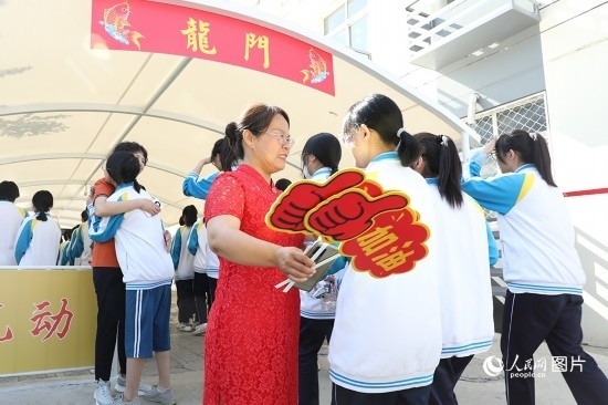 6月7日一早，雄安新區(qū)安新中學(xué)老師在給同學(xué)們加油鼓勁兒。人民網(wǎng) 李兆民攝