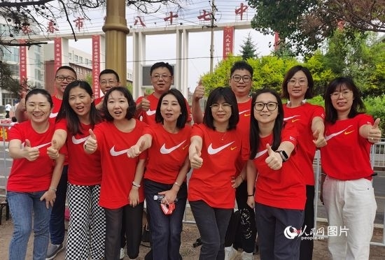 6月7日一早，陽光明媚，天氣涼爽，在長春市第八十七中學(xué)，考生們正陸續(xù)進(jìn)入考場。親友團(tuán)為參加高考的學(xué)子們加油鼓勁。人民網(wǎng)記者 王帝元攝