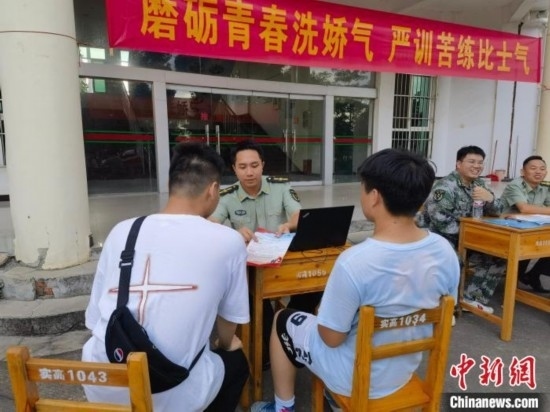 專武干部在講解相關(guān)政策。韋碩 攝