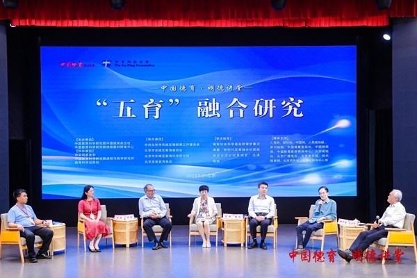 專(zhuān)家進(jìn)行對(duì)話