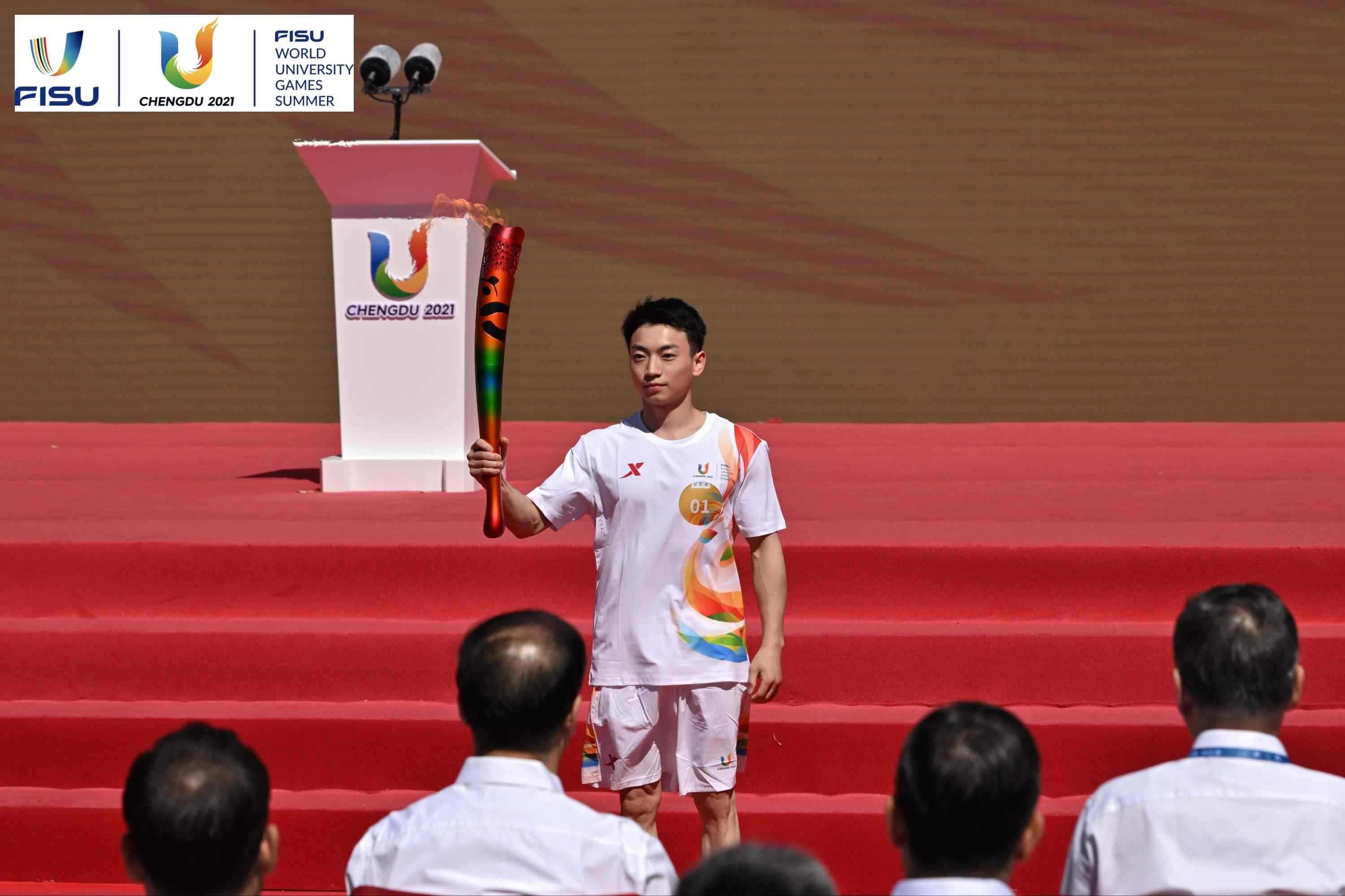 成都大運(yùn)會(huì)火炬手、奧運(yùn)冠軍鄒敬園高舉火炬。 圖片來源：成都大運(yùn)會(huì)執(zhí)委會(huì)供圖