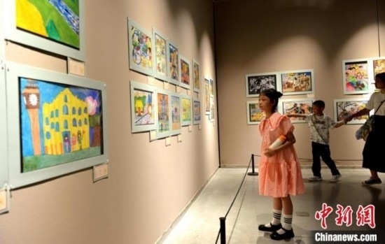 圖為家長帶著孩子參觀展覽。呂明 攝