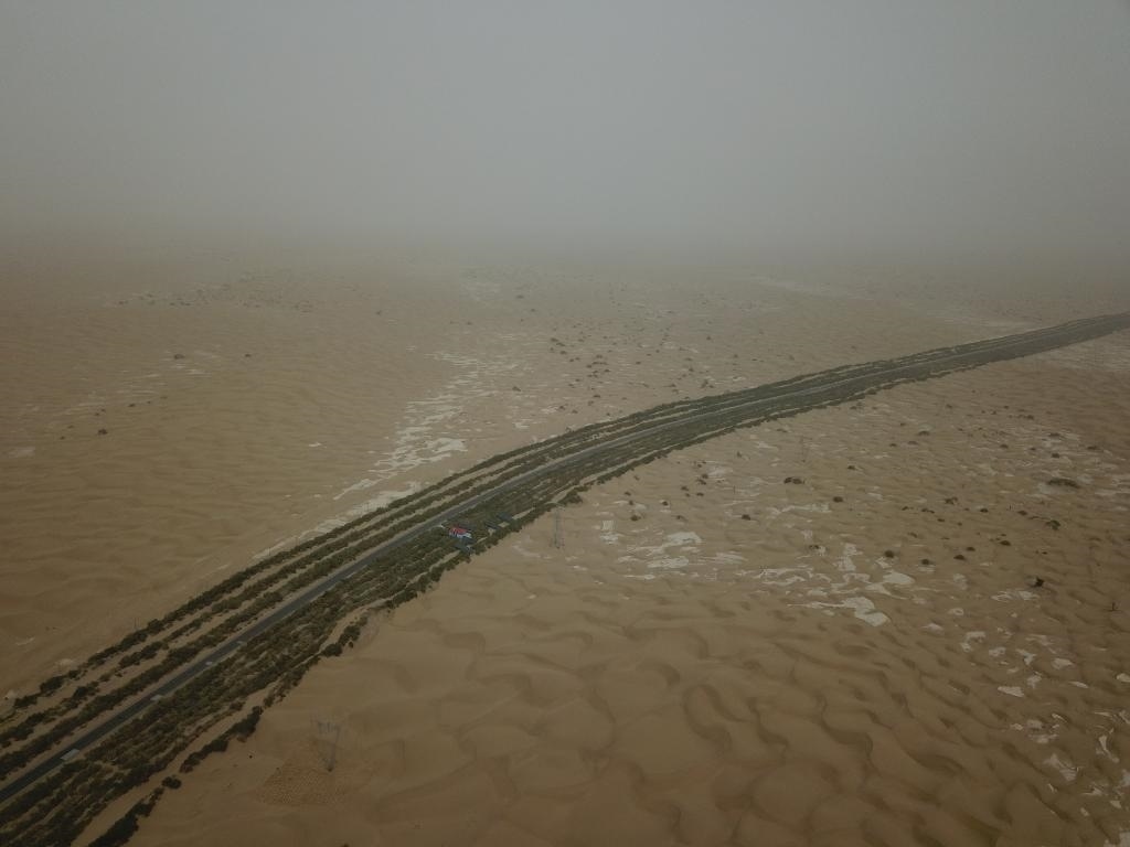 這是2019年8月12日拍攝的塔里木沙漠公路兩側(cè)的綠色屏障（無人機照片）。新華社記者宿傳義攝