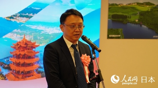 （圖片說明：東京中國(guó)文化中心主任羅玉泉致辭。人民網(wǎng)滕雪 攝）