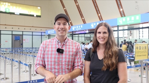 6月13日，來(lái)自美國(guó)的德拉古（Dragoo）夫婦將首次乘坐中老鐵路國(guó)際旅客列車(chē)從中國(guó)出境。李揚(yáng) 攝