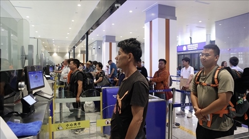 6月13日，乘坐中老鐵路國(guó)際旅客列車(chē)的旅客在磨憨邊檢大廳排隊(duì)候檢。李揚(yáng) 攝