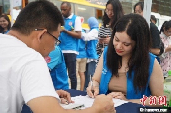 6月13日，在第20個世界獻(xiàn)血者日前夕，20名在贛留學(xué)生組團(tuán)前往血站獻(xiàn)血。吳迪 攝