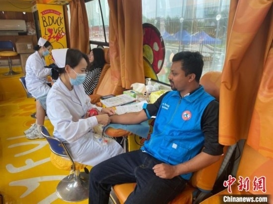 6月13日，在第20個世界獻(xiàn)血者日前夕，20名在贛留學(xué)生組團(tuán)前往血站獻(xiàn)血。吳迪 攝