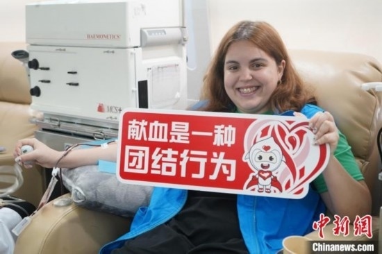 6月13日，在第20個世界獻(xiàn)血者日前夕，20名在贛留學(xué)生組團(tuán)前往血站獻(xiàn)血。吳迪 攝