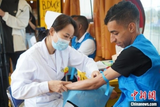 6月13日，在第20個世界獻(xiàn)血者日前夕，20名在贛留學(xué)生組團(tuán)前往血站獻(xiàn)血。吳迪 攝