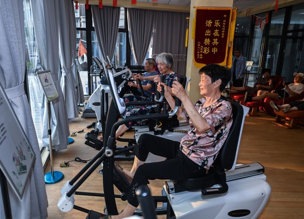 在浙江嘉興市南湖區(qū)新嘉街道電子社區(qū)鄰里中心的長者運動健康之家內，老人們在進行器械鍛煉（2023年6月14日攝）。新華社記者 徐昱 攝