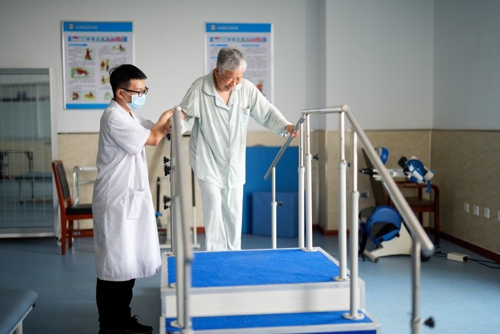 河北省灤南縣一家養(yǎng)老機構的工作人員在指導老人進行康復訓練（2023年5月19日攝）。新華社記者 牟宇 攝