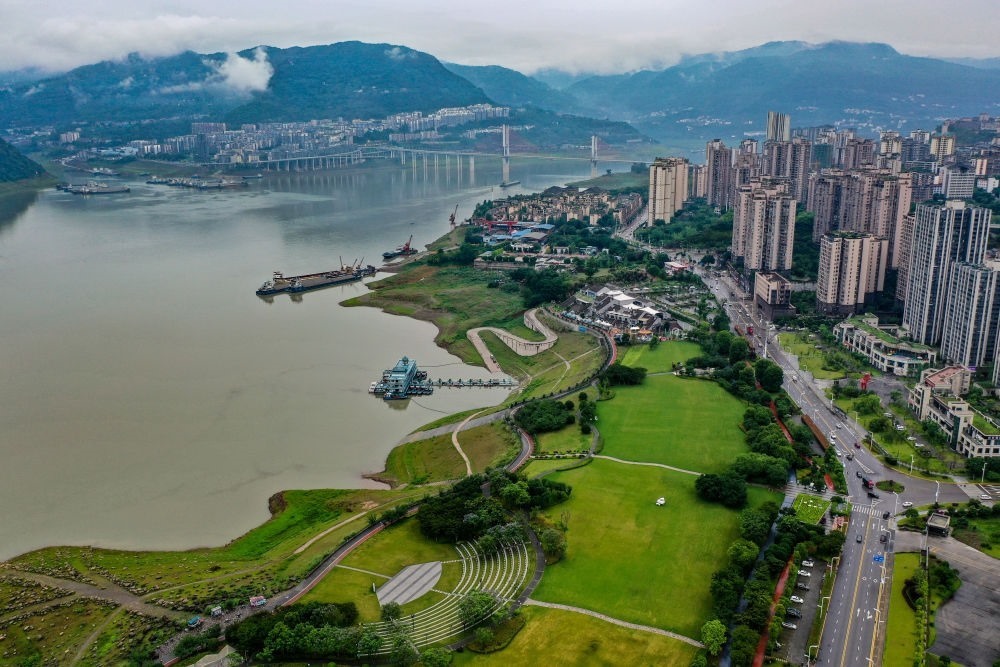 這是2023年6月7日拍攝的位于重慶市云陽縣的云陽城區(qū)環(huán)湖綠道（無人機照片）。當地將生態(tài)治理與生態(tài)修復結合起來，兼顧城市旅游和運動休閑等功能需要，打造環(huán)縣城兩江四岸33公里綠道。新華社記者 唐奕 攝