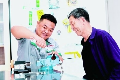 上流佳苑社區(qū)便民服務(wù)中心維修師傅李磊為社區(qū)居民提供服務(wù)。資料圖片